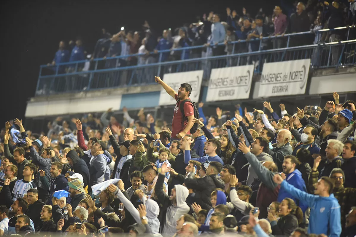 FELICES. Los hinchas que se acercaron al “José Fierro” para alentar, alentaron, saltaron y cantaron durante todo el partido luego de la victoria 2-0 ante Newell’s.