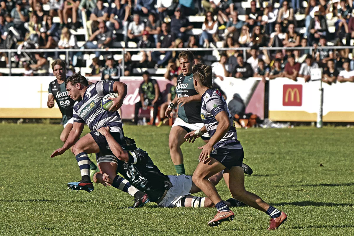 COMPLICADOS. Tucumán Rugby opuso una buena resistencia cada vez que Universitario se llevaba la ovalada en ataque.