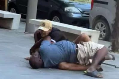 Video: en pleno día y delante de gente, una persona asesinó a un vendedor nigeriano en Italia