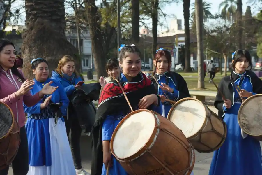 A DANZAR. Desde que empezaron a sonar las primeras canciones en el parque, decenas de personas hicieron de la calle una gran pista de baile.  LA GACETA / FOTOs DE Analía Jaramillo 