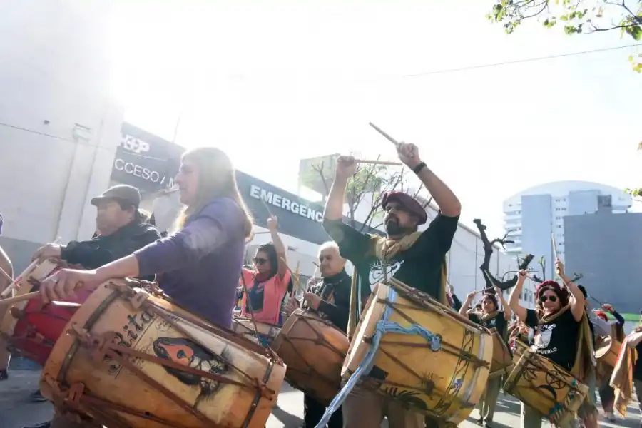 FESTEJADA. Victoria cumplió 14 años y decidió celebrarlos en la marcha.  