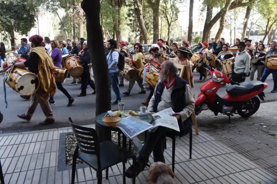 BOMBOS ARRIBA. El Indio Froilán González, organizador del evento, fue el gran responsable de guiar a todos los presentes en el recorrido tucumano.   