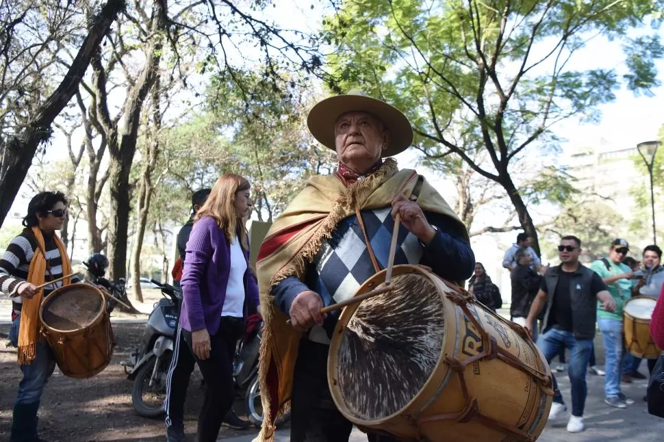 PEQUEÑO TALENTO. Fausto (dos años) estuvo a la cabeza de la marcha y también se animó a bailar.