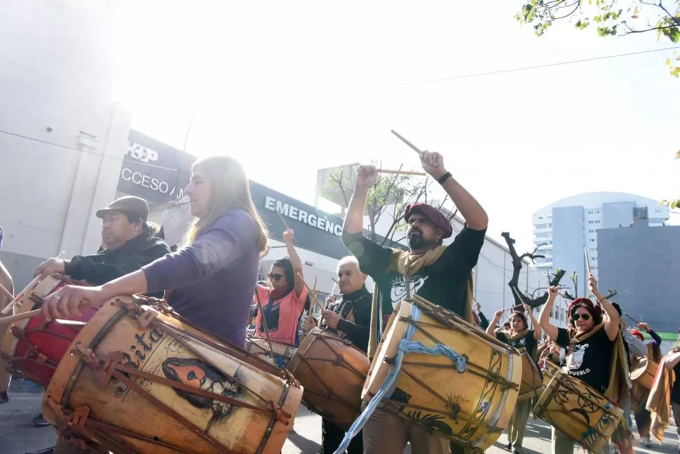 FESTEJADA. Victoria cumplió 14 años y decidió celebrarlos en la marcha.  