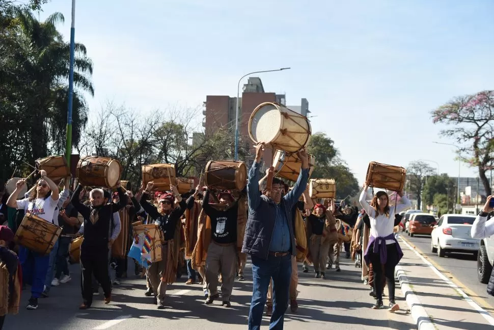 POSTAL. Los bombistas también hicieron sonar sus palillos.  