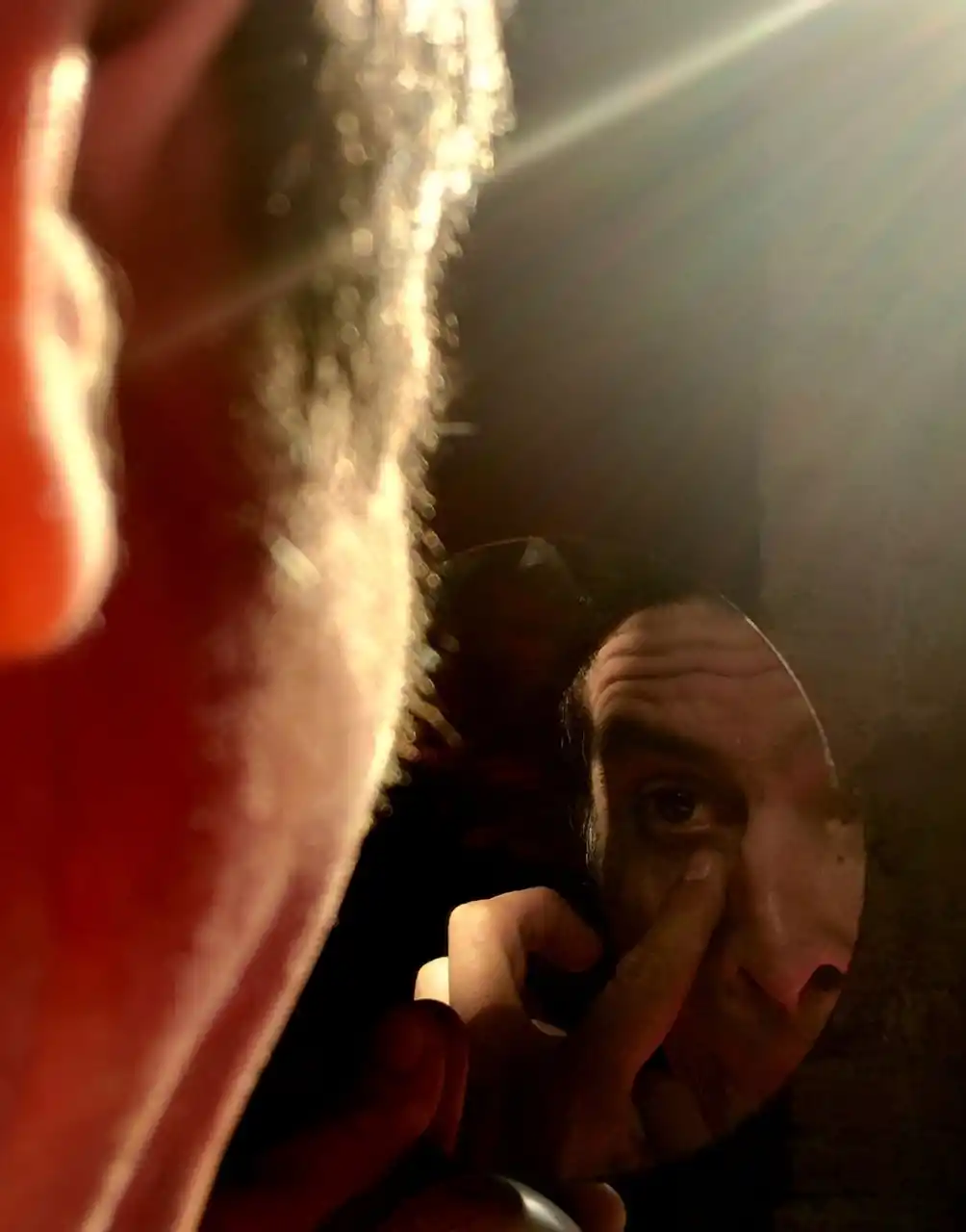 TRANSFORMÁNDOSE. Mientras se pinta, cuenta cómo es su vida.