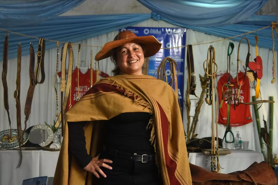 SONRISA Y PONCHO. Marisa Sierra posa con un sombrero de cuero hecho a mano en Paso de la Patria, Gobernador Garmendia. 