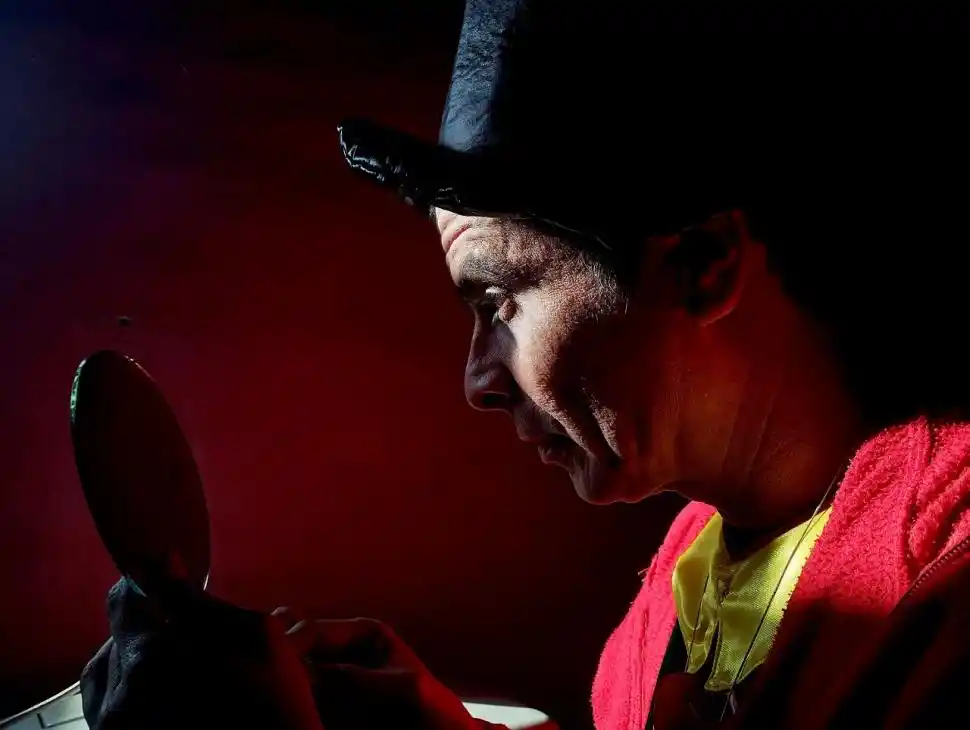 FRENTE AL ESPEJO. El artista comienza a maquillarse como clown. 