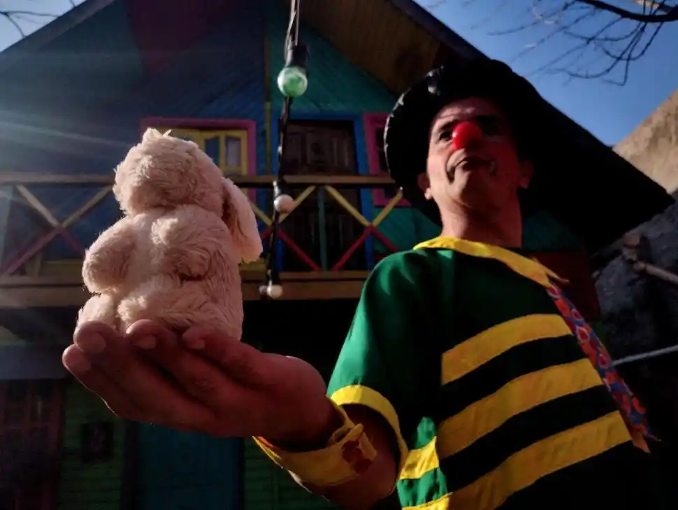 COLORES VIVOS. El traje de “Bombilla” es de tonalidades brillantes.