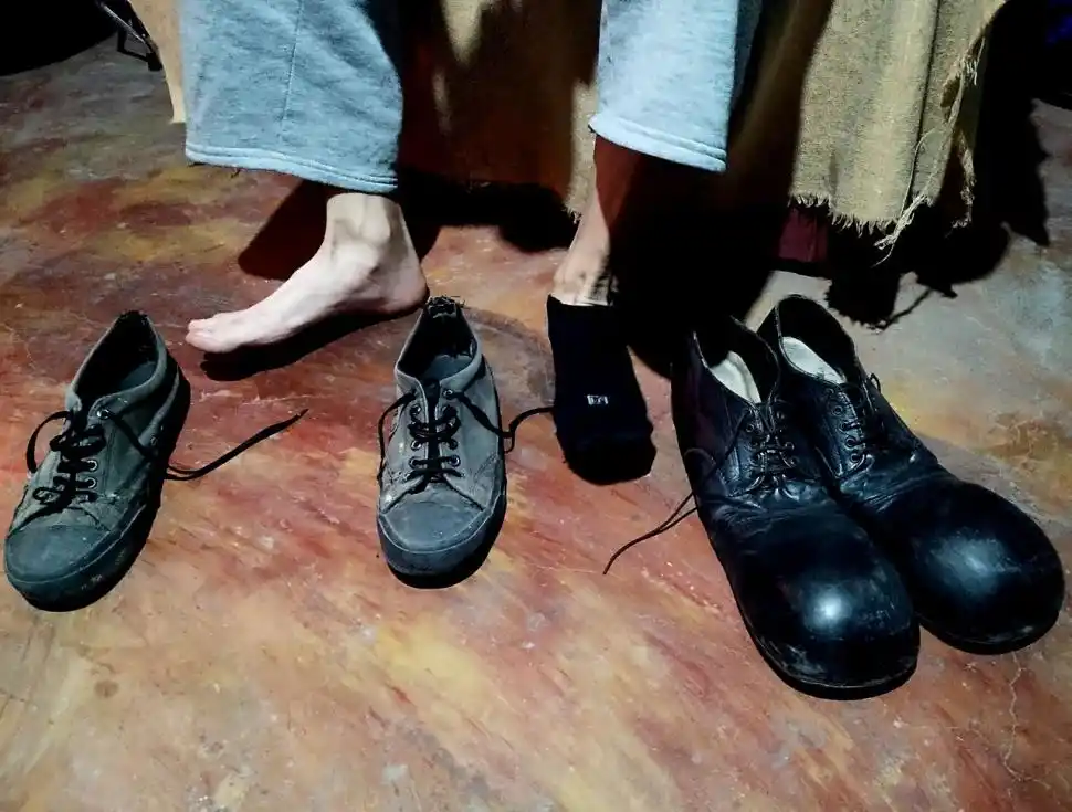 ZAPATONES. Para completar su atuendo de payaso, Sebastián se pone unos enormes y abultados zapatos negros.