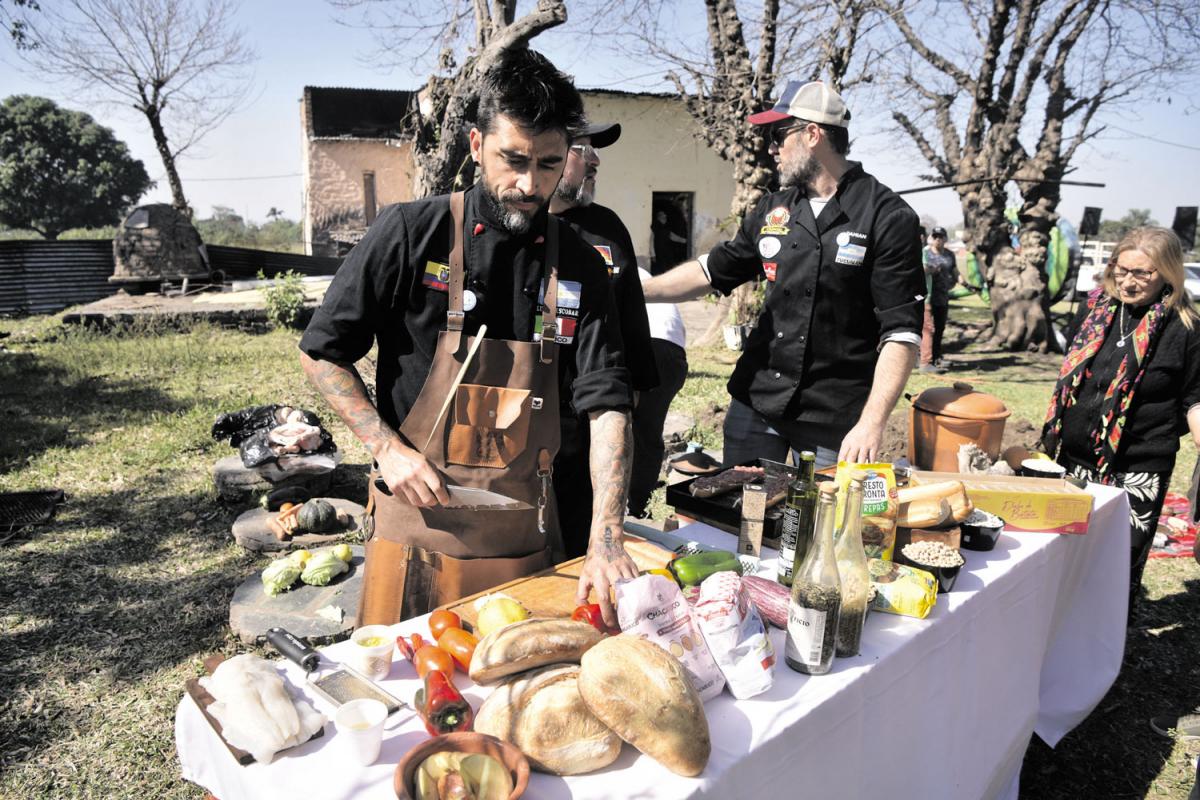 COCINANDO AL AIRE LIBRE. Se prepararon platos típicos de la región que luego degustó el público que asistió a los actos en honor a la Madre Tierra. LA GACETA/FOTO DE INÉS QUINTEROS ORIO 