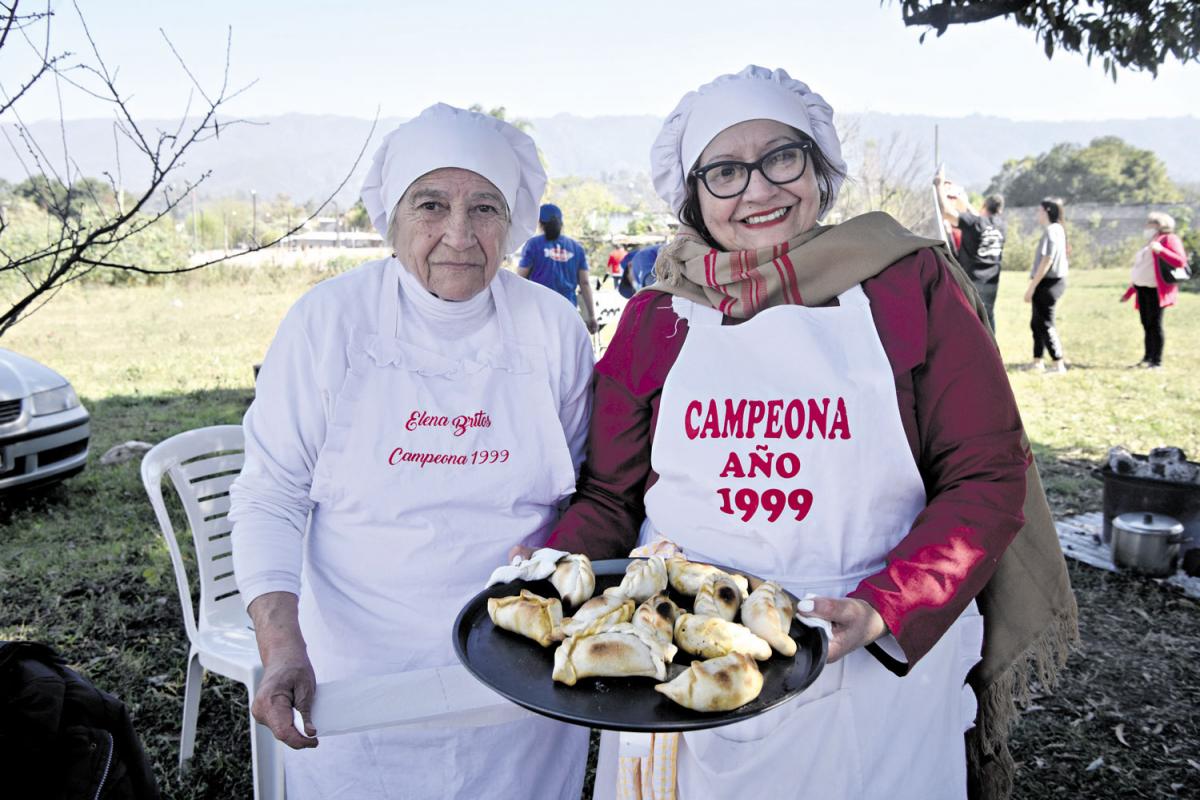 INFALTABLES. Las empanadas, salidas de las manos de dos campeonas. LA GACETA/FOTO DE INÉS QUINTEROS ORIO