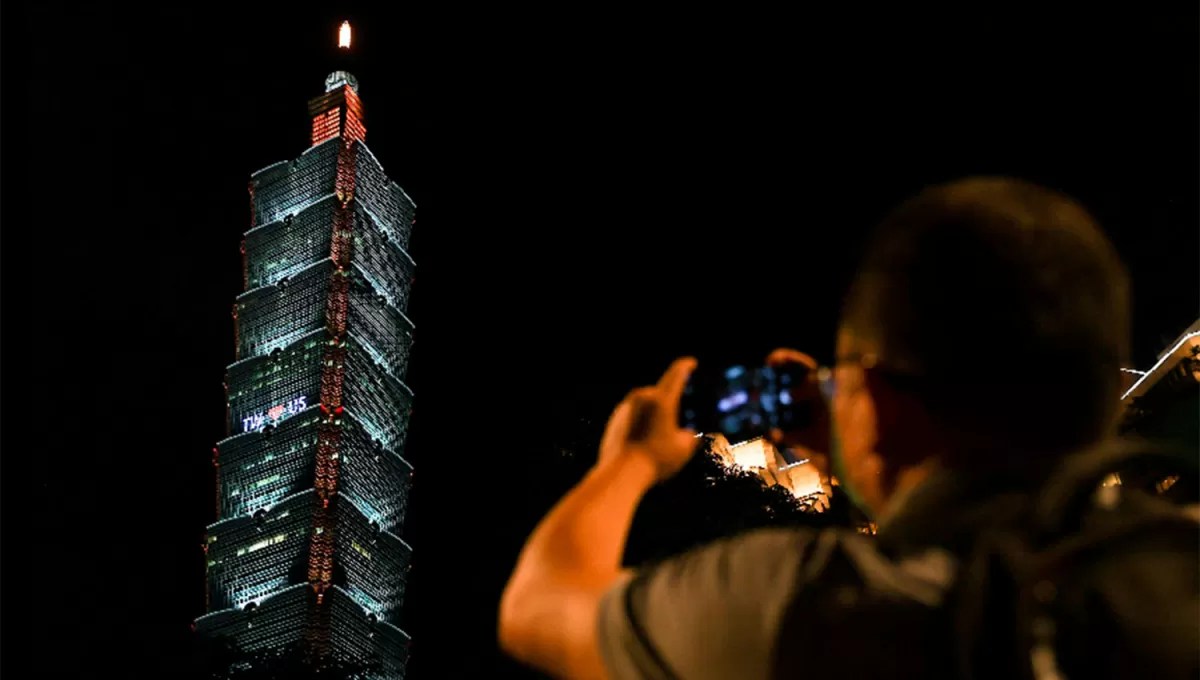 BIENVENIDA. La Torre Taipei 101 se iluminó de rojo, blanco y azul para recibir a Nancy Pelosi en Taiwán.