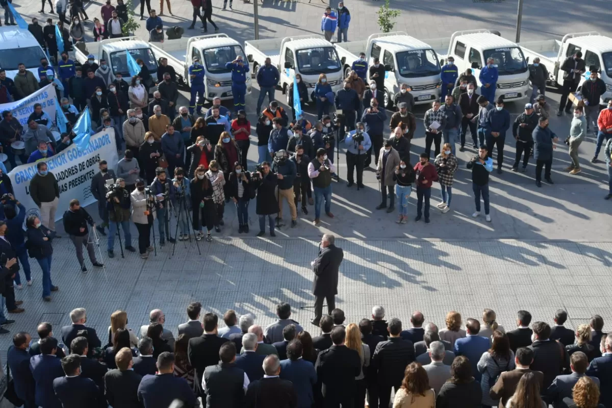 ACTO DE ENTREGA. El gobernador Jaldo encabezó la ceremonia en la que se formalizó la cesión de vehículos a la SAT. Foto de Comunicación Pública