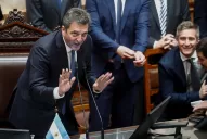 La política se hace cargo de una economía que necesita más dólares