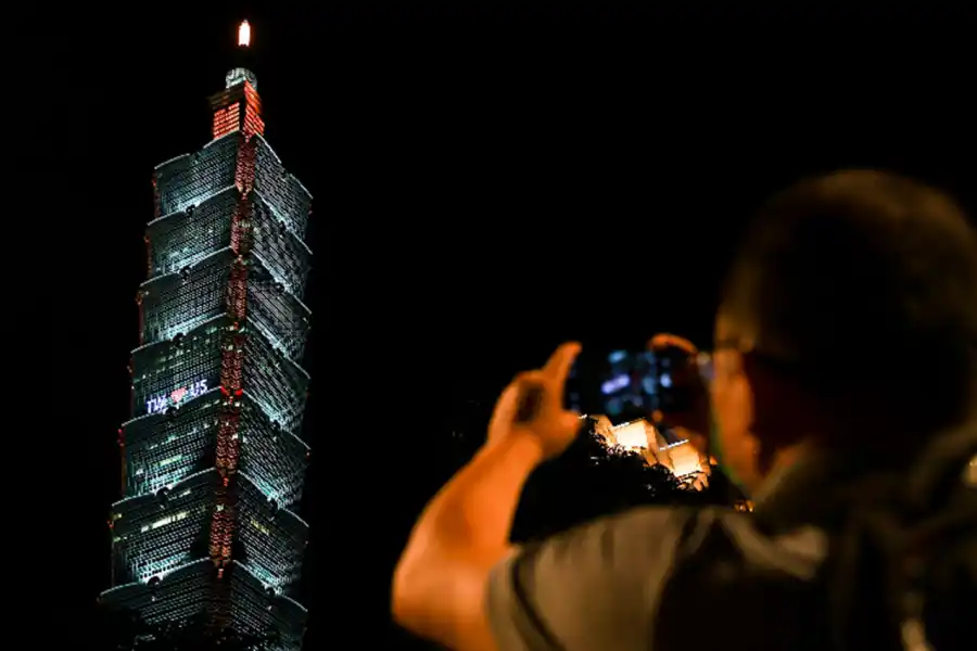 BIENVENIDA. La Torre Taipei 101 se iluminó de rojo, blanco y azul para recibir a Nancy Pelosi en Taiwán.