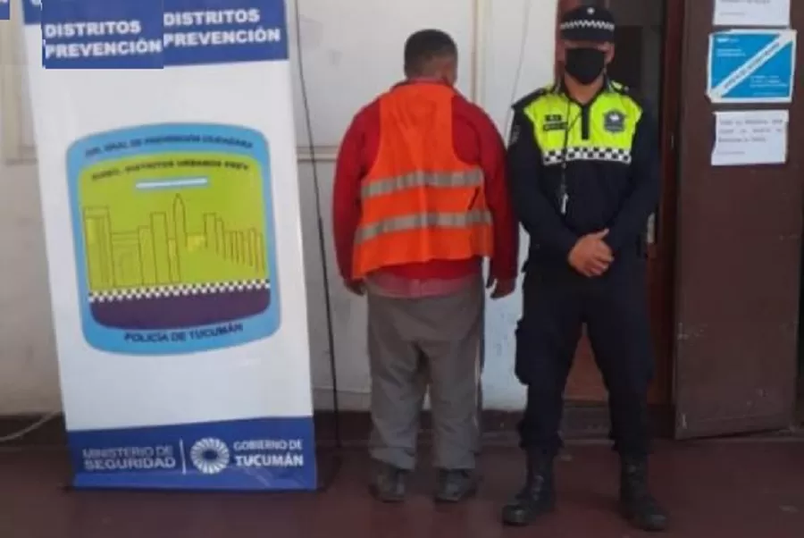 EL LINCHADO: LOS POLICÍAS LO RESCATARON, PERO TAMBIÉN LO DETUVIERON. 