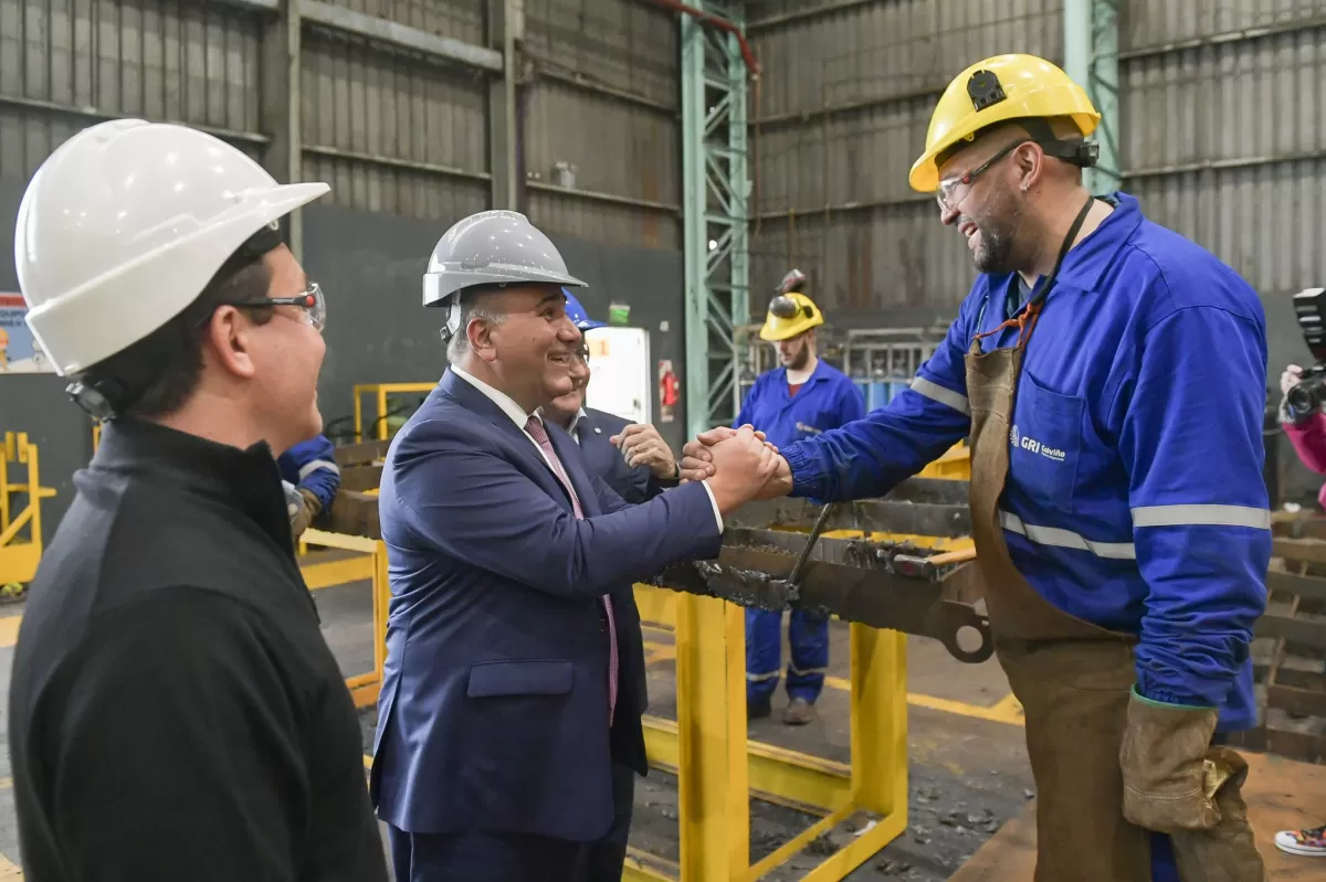 JEFE DE GABINETE. Juan Manzur, durante un recorrido reciente por una planta industrial de Florencio Varela (Buenos Aires). Foto de Twitter @JuanManzurOK