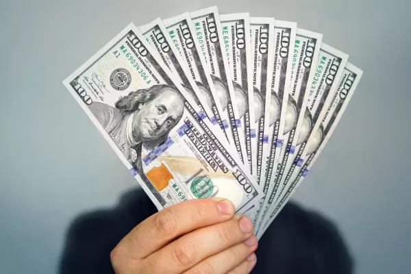 El dólar blue baja y se negocia a $295 en Tucumán