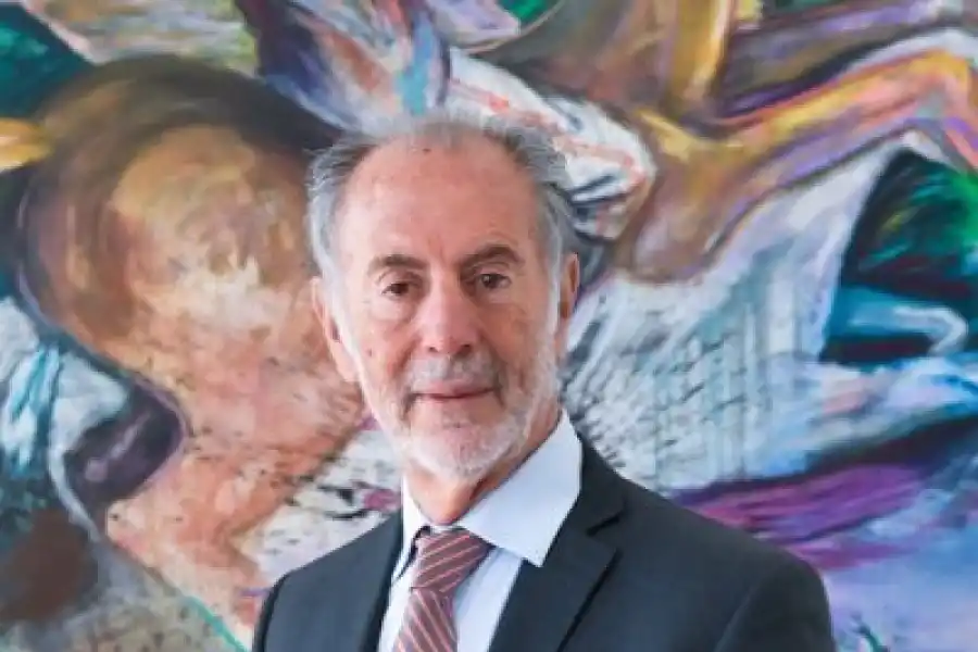 La política se hace cargo de una economía que necesita más dólares