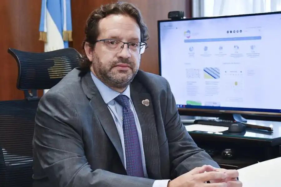 La política se hace cargo de una economía que necesita más dólares