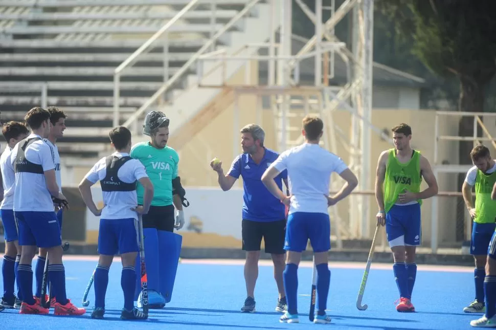 DIÁLOGO. Ronconi (de remera azul) da indicaciones a sus jugadores en una pausa. 