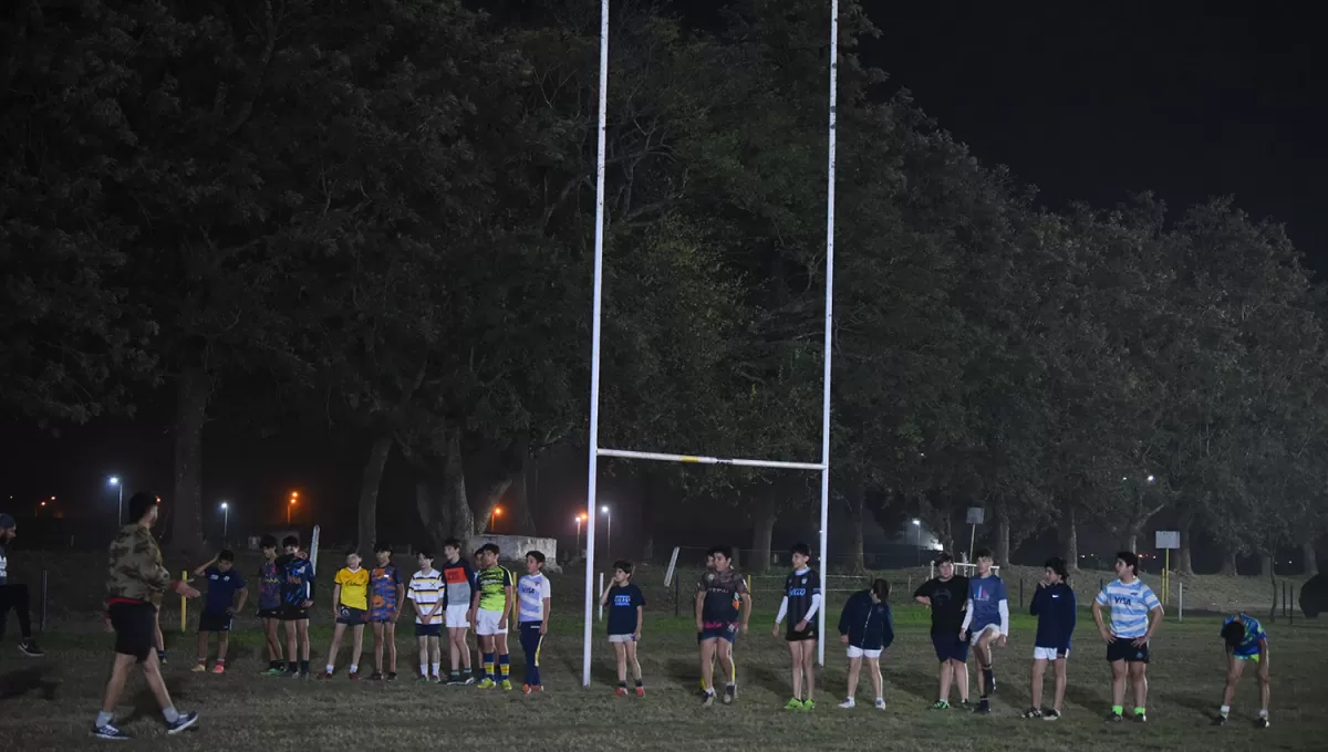 ENSEÑANZA. En el rugby infantil, se transmiten no solo las destrezas básicas del juego, sino también valores de convivencia y reglas como la de respetar a los compañeros, a los rivales y al árbitro.