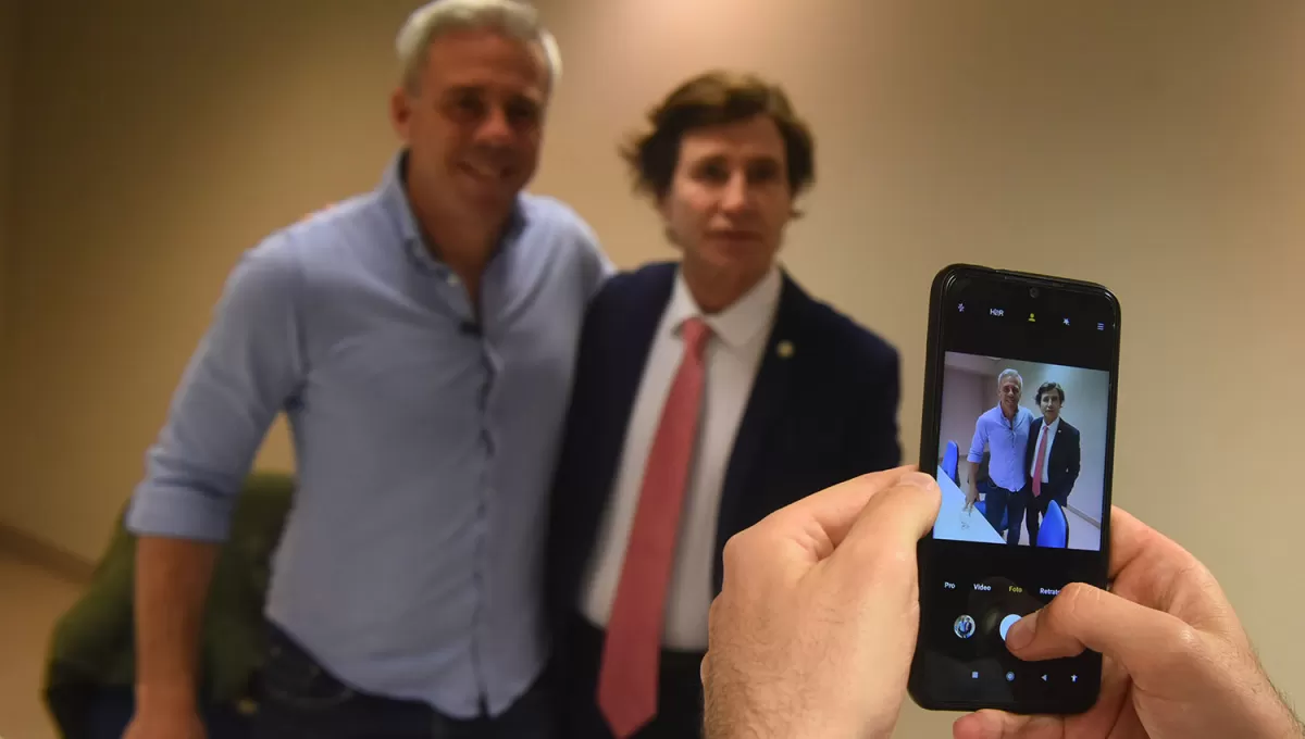 UNA IMAGEN PARA EL RECUERDO. El ex juez Pedicone se fotografió con el DT.