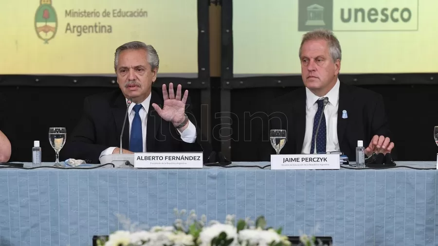 El presidente Alberto Fernández junto al ministro de Educación, Jaime Perczyk