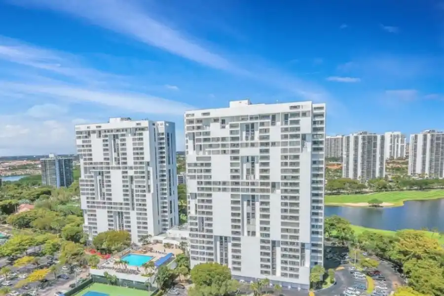 EN LA MIRA. El empresario Eduardo Made, en las últimas registraciones que realizó, puso este condominio como lugar de residencia.  