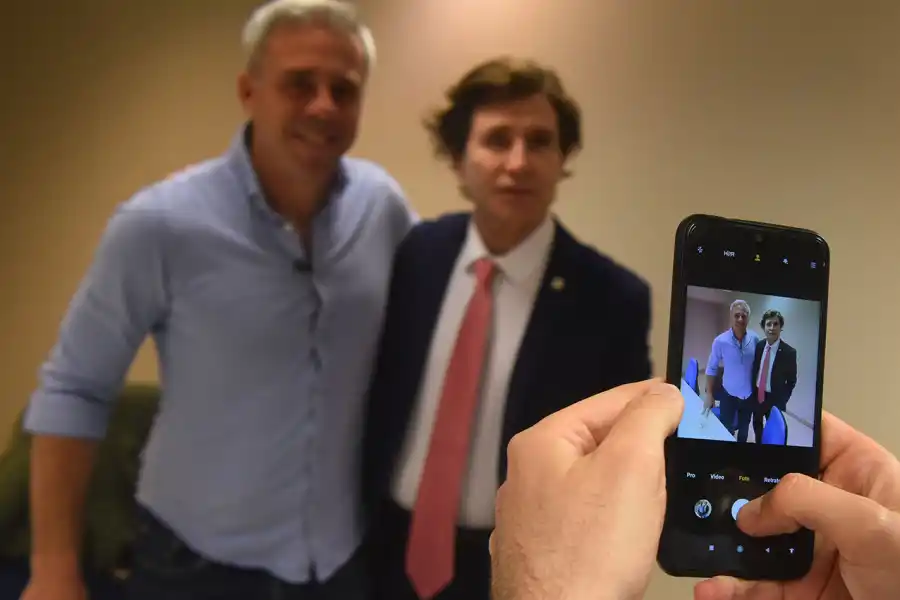 UNA IMAGEN PARA EL RECUERDO. El ex juez Pedicone se fotografió con el DT.