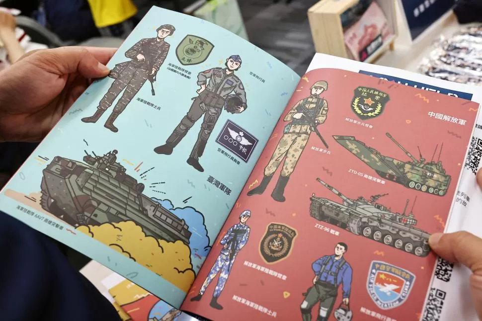 ILUSTRADOS. Un folleto muestra cómo se visten y qué armas tienen las fuerzas armadas de Taiwán y las del Ejército Popular de Liberación chino.  reuters