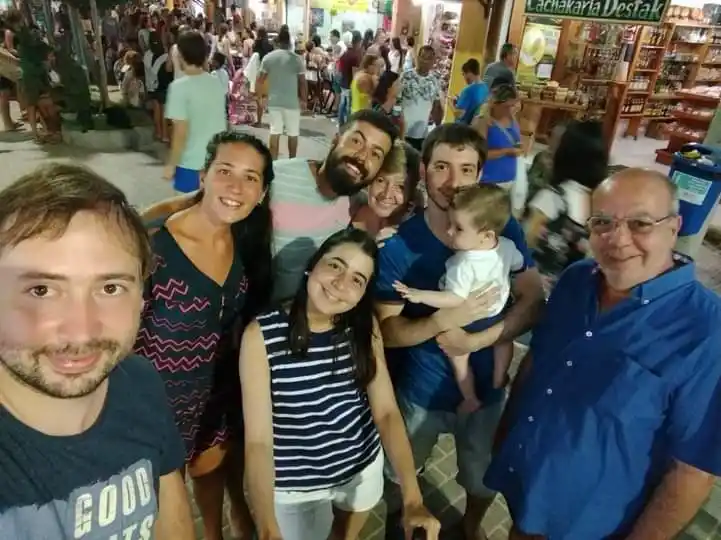 EN FAMILIA. Ada Luz Pache, compartiendo la alegría de ganar.  