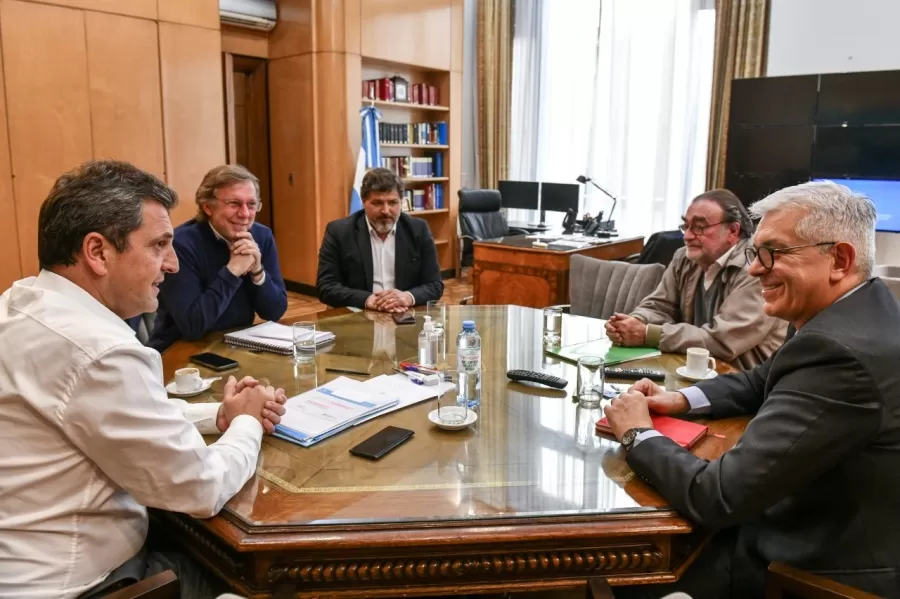 Massa y Bahillo se reunieron con el saliente ministro de Agricultura, Julián Dominguez.