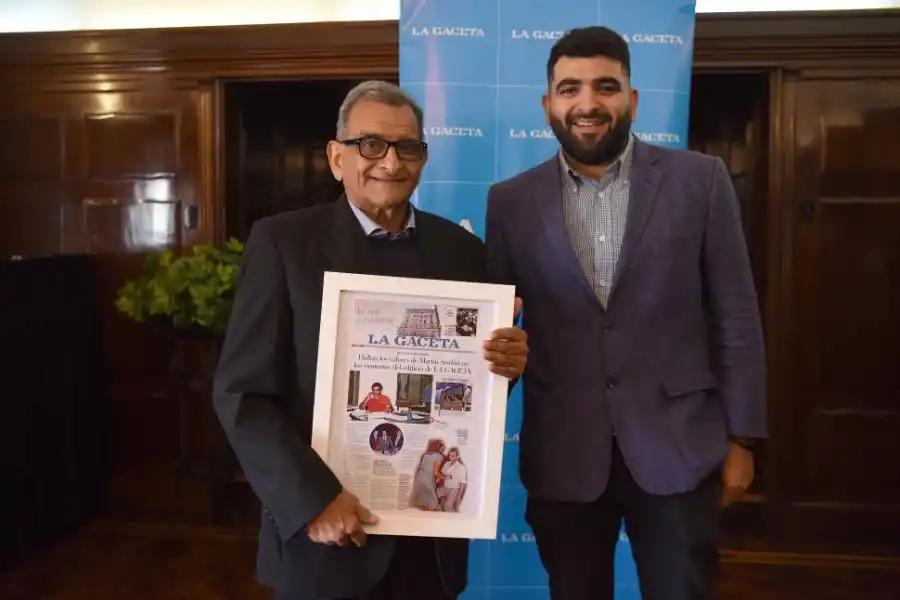 PREMIO A LA TRAYECTORIA. Lo recibió Martín Seidán, quien se desempeñó durante más de 40 años en LA GACETA. En la foto, junto a su hijo Pablo, también empleado de la empresa.