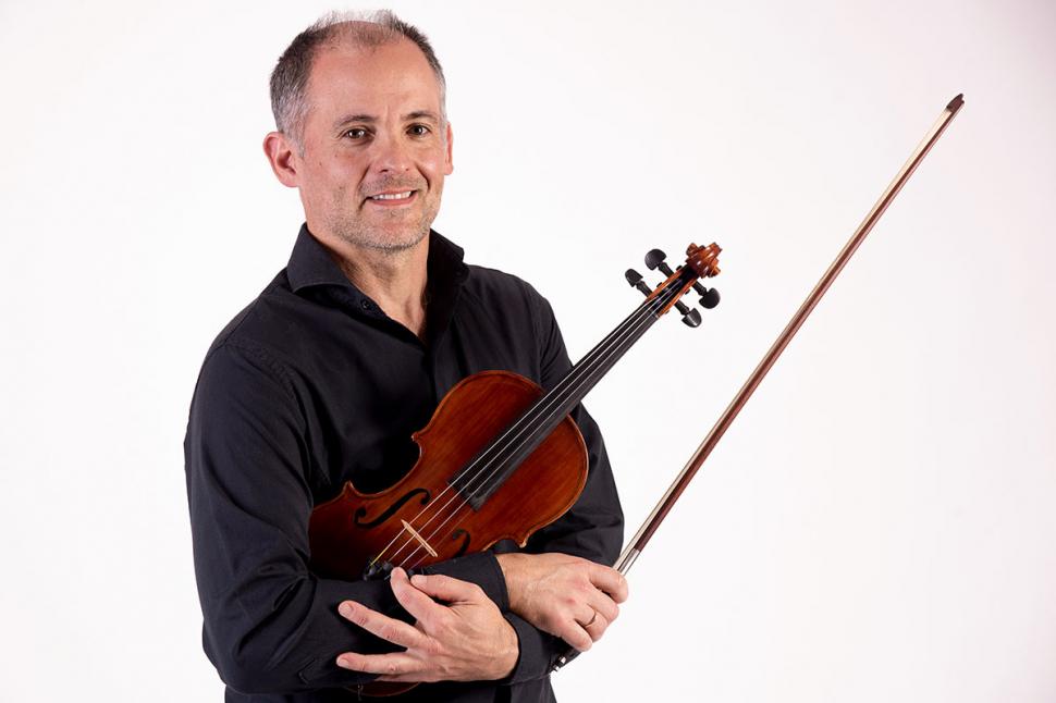 PABLO LABANDA. Empezó su formación en violín en el Ismunt.   