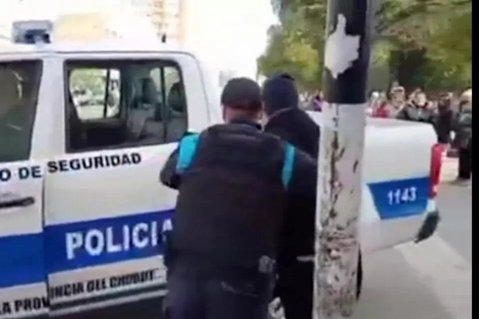 Video: estaba robando, lo atraparon y se escapó cuando lo subían al patrullero