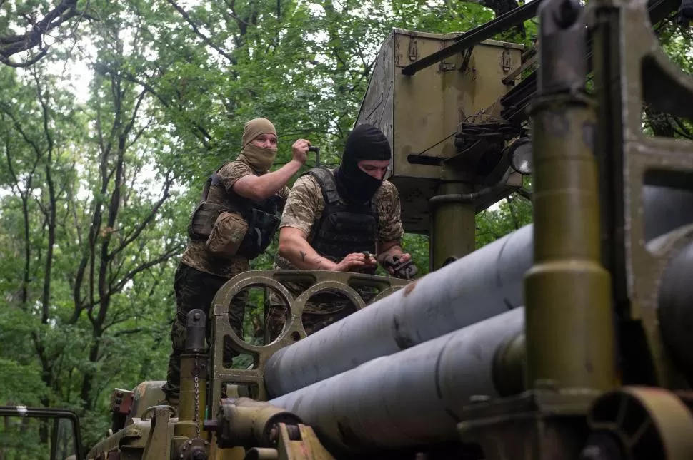 CARGA. Soldados ucranianos preparan un lanzacohetes en Jarkiv. 