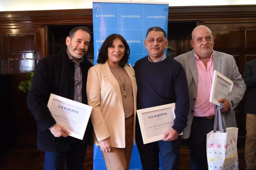 30 AÑOS. Fueron distinguidos Rubén Falci (editor de Arte y Diseño), Gladys Hernández (del área Comercial), Raúl Monasterio (de Administración) y Gustavo Rodríguez (editor de Policiales).