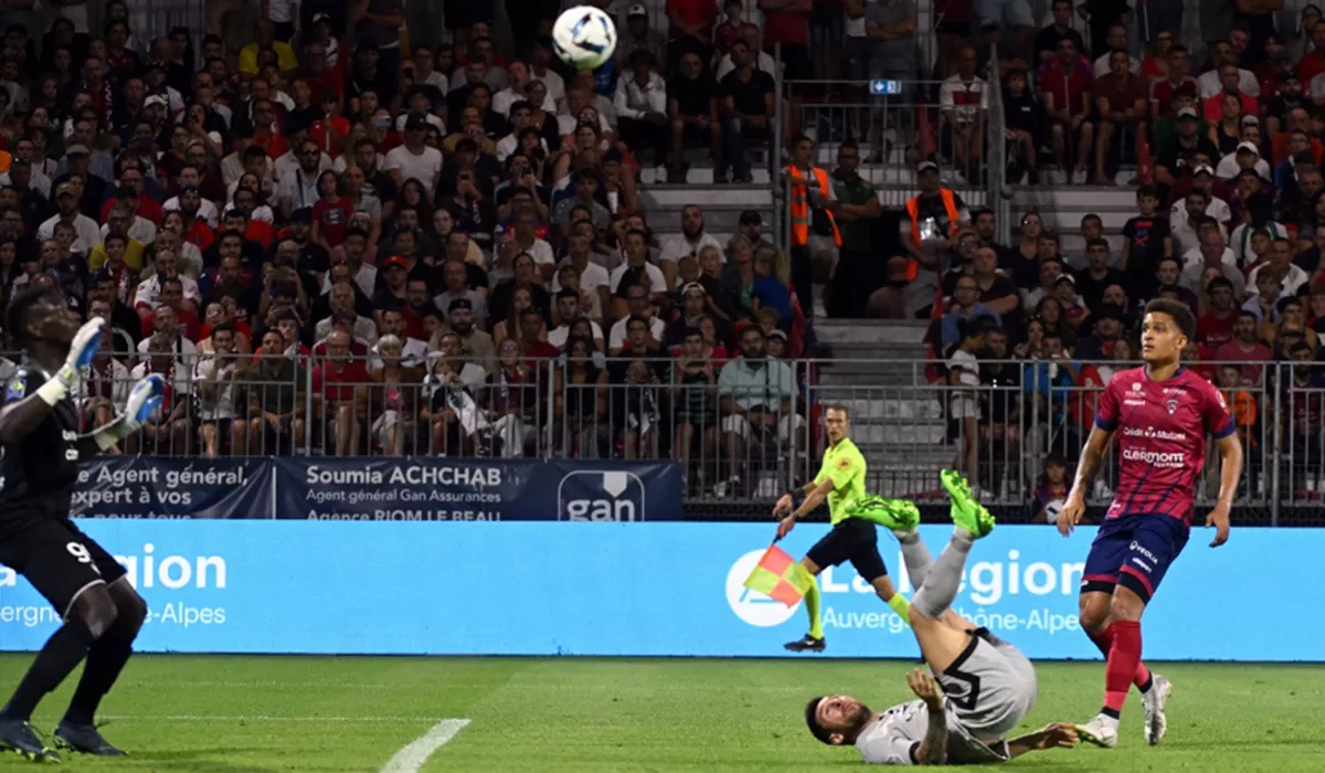 GOLAZO. El argentino Lionel Messi aportó dos goles -uno de ellos, de chilena- para el triunfo de Paris Saint-Germain por 5 a 0 sobre Clermont, en el regreso de la Ligue 1.