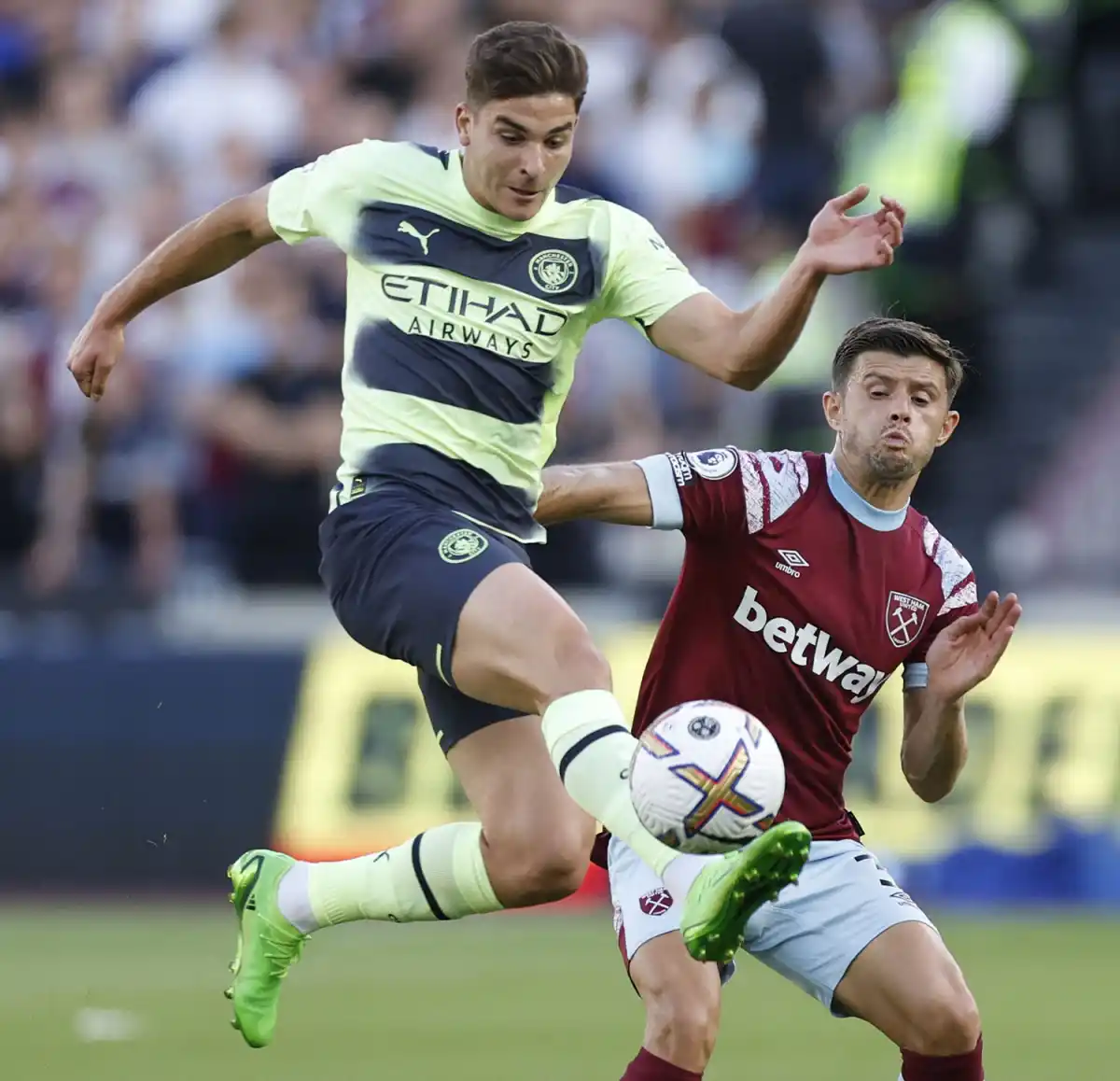 ESTRENO. Julián Álvarez tuvo sus primeros minutos oficiales con la camiseta de Manchester City.