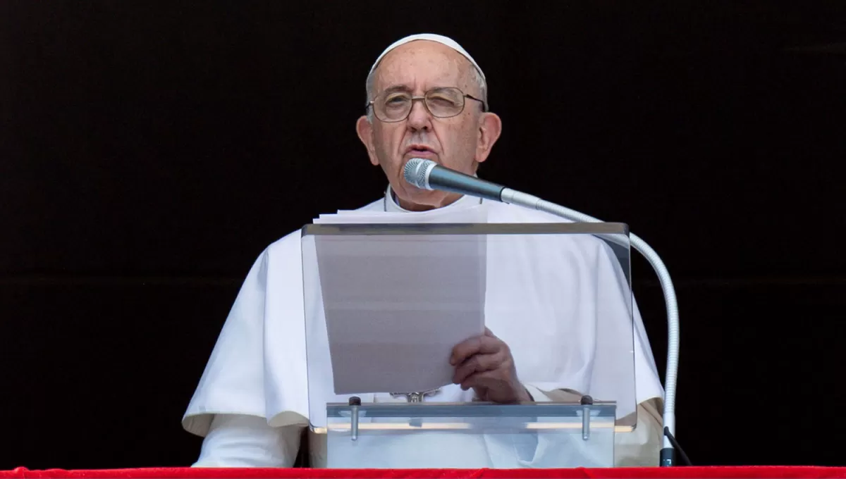 Video: un niño sorprendió al papa Francisco en plena audiencia en el Vaticano