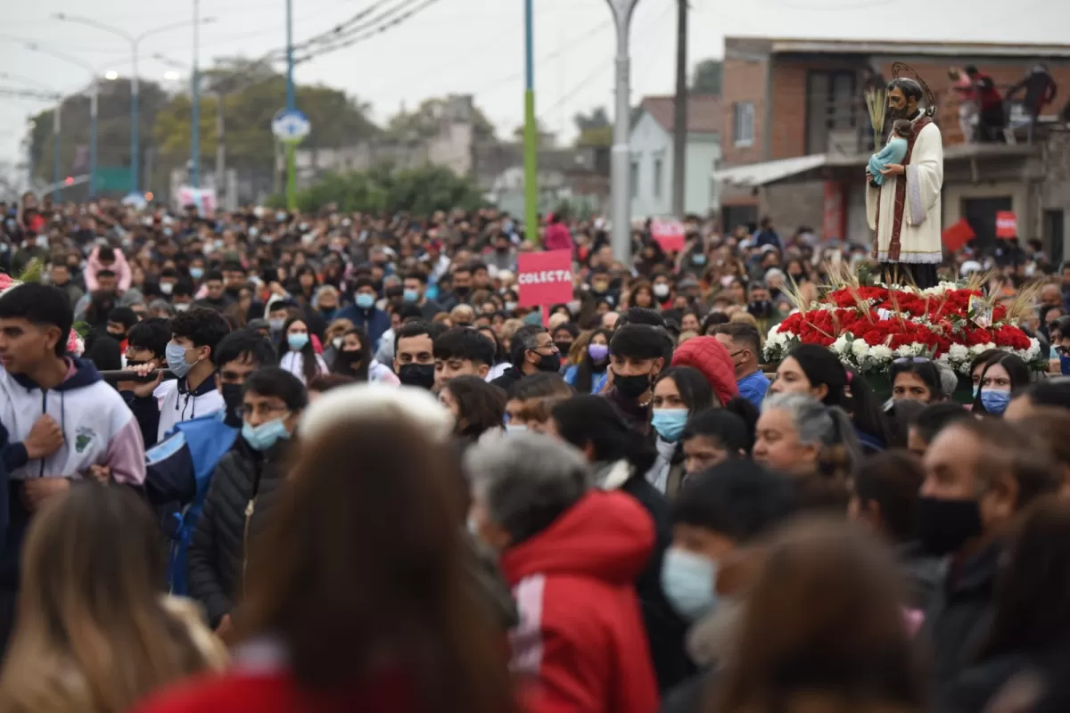 SAN CAYETANO. Cientos de tucumanos participaron en la procesión. LA GACETA / JUAN PABLO SÁNCHEZ NOLI