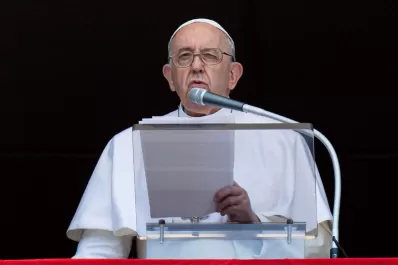 Video: un niño sorprendió al papa Francisco en plena audiencia en el Vaticano