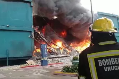 Se incendió un shopping en Punta del Este: colapsó parte del techo y uno de los muros