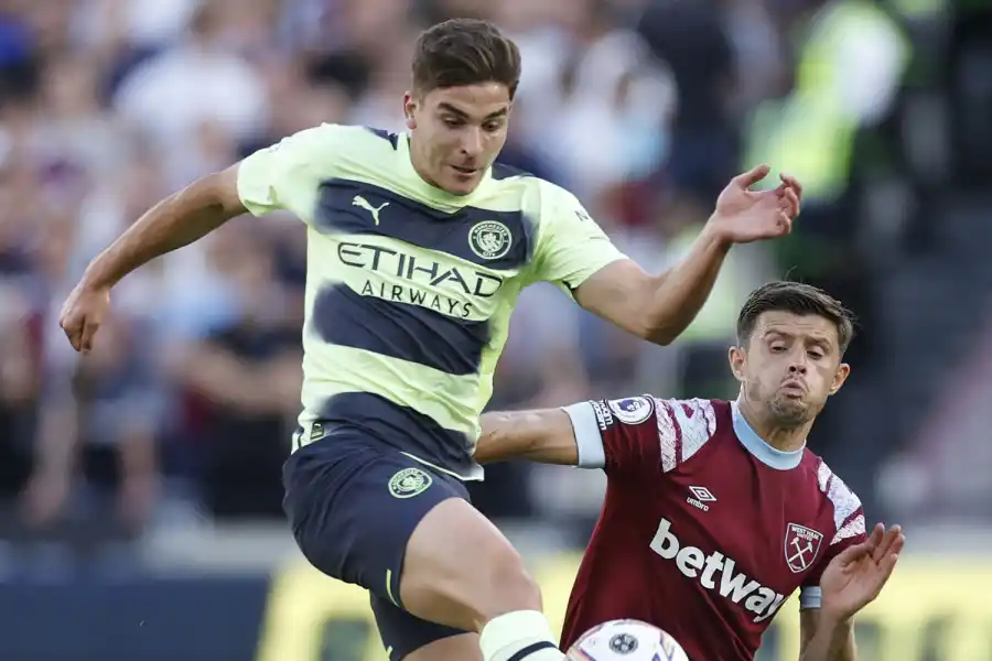 ESTRENO. Julián Álvarez tuvo sus primeros minutos oficiales con la camiseta de Manchester City.