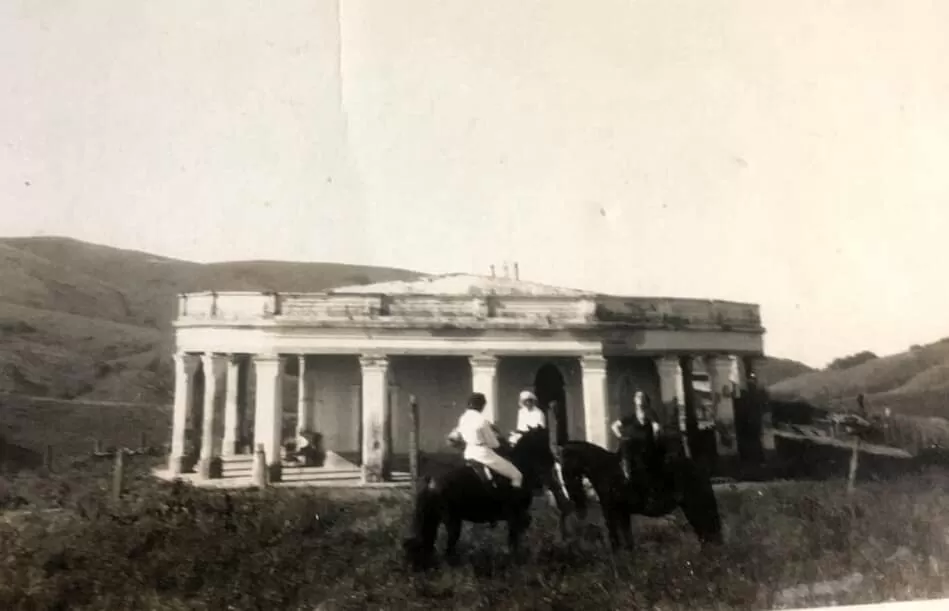 UN LUGAR DE SINGULAR BELLEZA. Desde la casa hexagonal se podía dominar con la vista la estancia Alto de las Salinas y las zonas aledañas. 