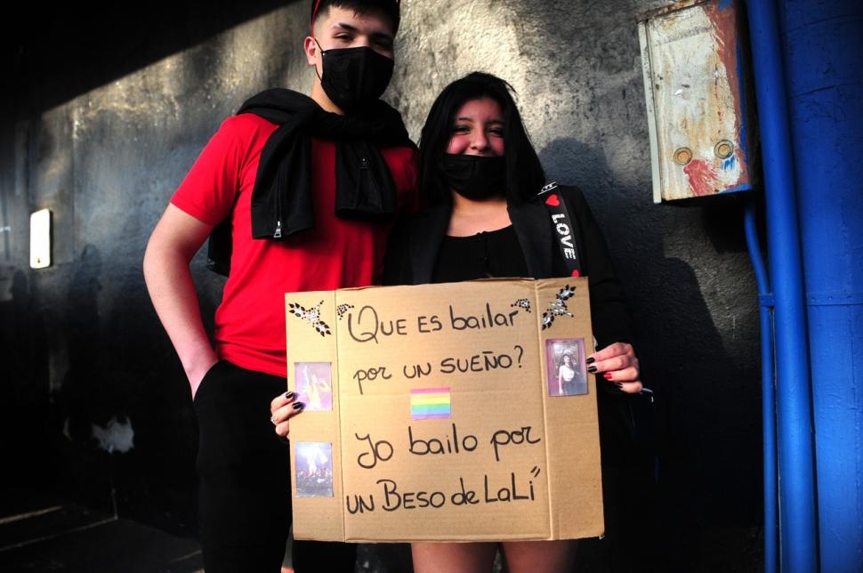 CARTELES. Muchos de los espectadores llevaron carteles con consignas y pidieron que la artista los convoque al escenario o les de un beso.