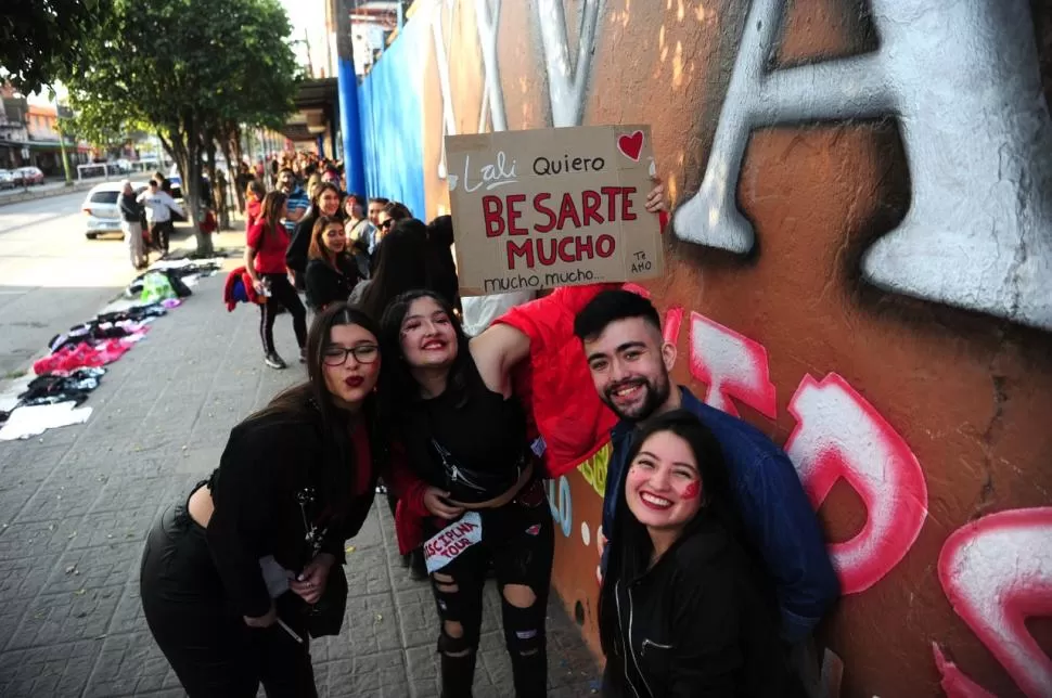 HACIENDO LA COLA. Una larga fila se formó a la espera de que abran las puertas, en un ingreso que fue ordenado y sin problemas. 