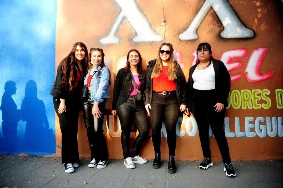 LOS COLORES DOMINANTES. El dress code de negro y rojo pedido en las redes primó entre quienes asistieron al recital de ayer.